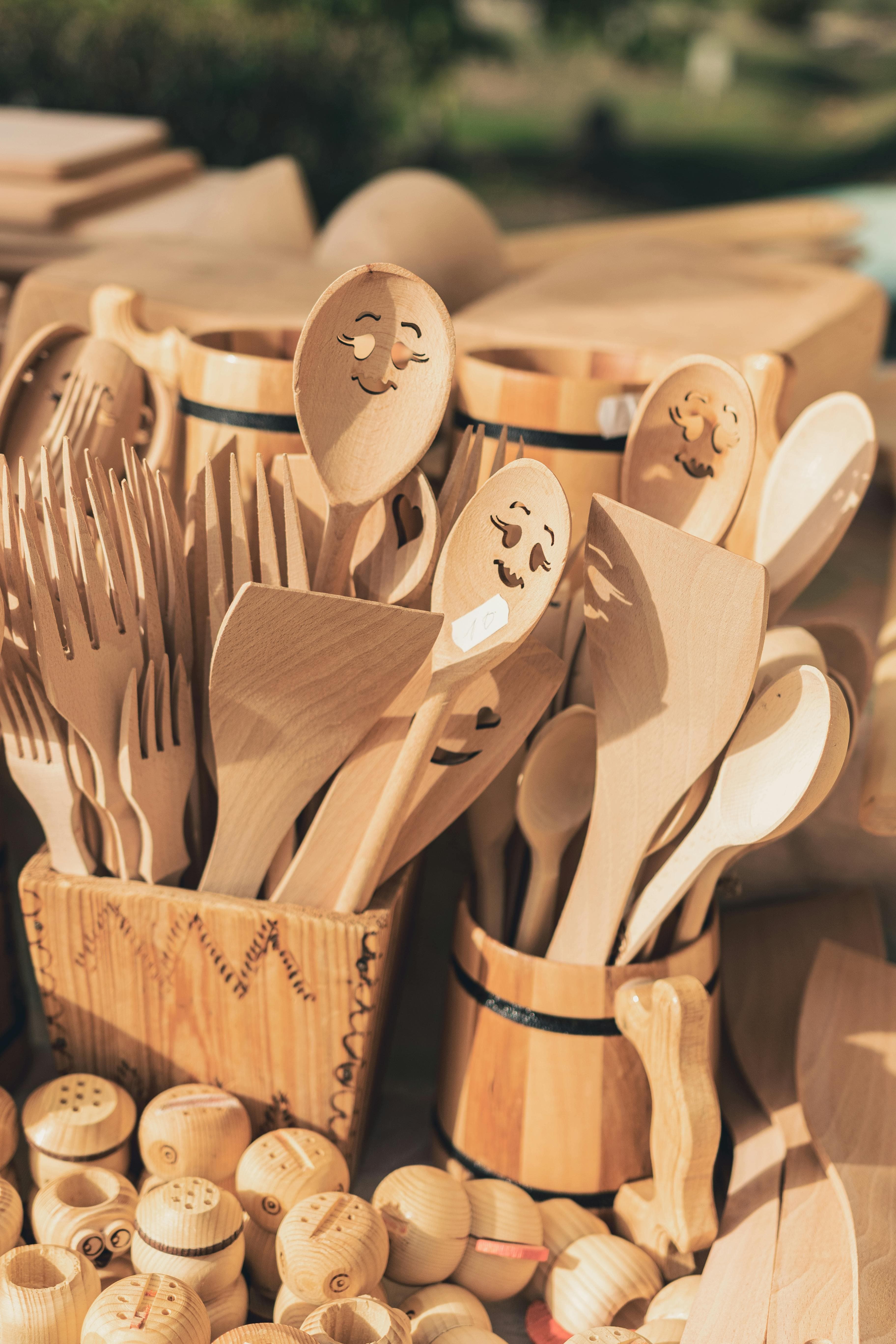 أدوات مطبخ منحوتة