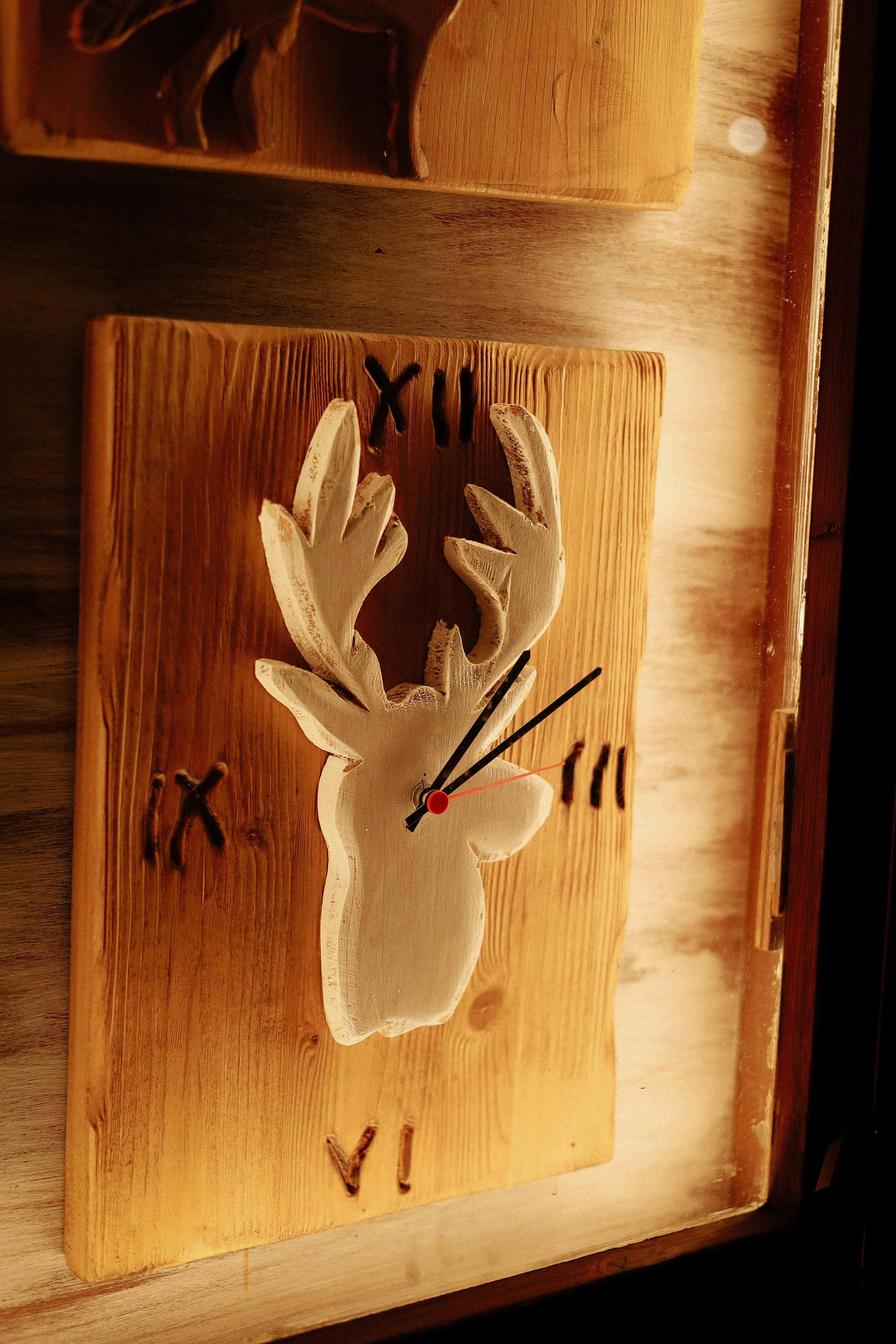 ساعة حائط منحوتة